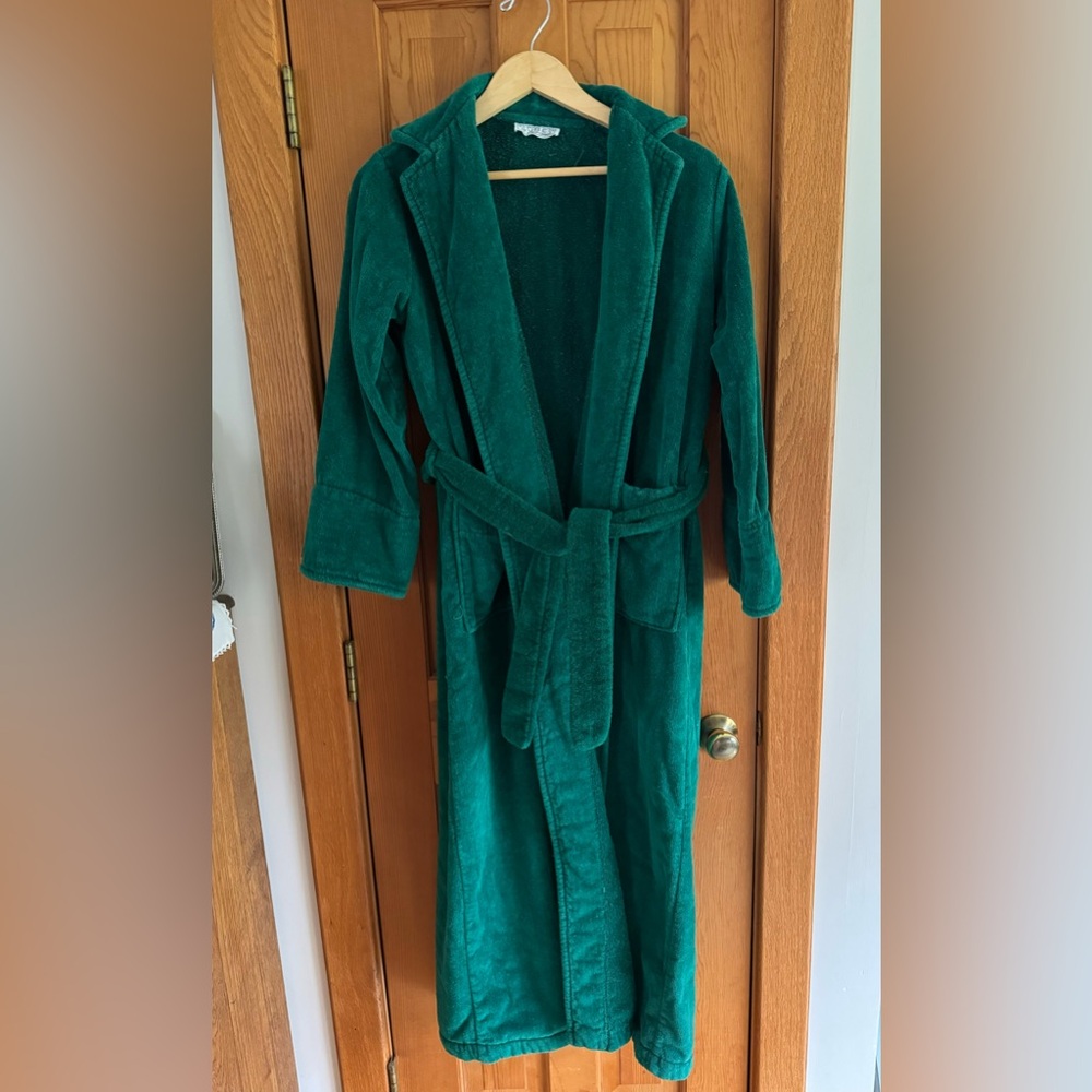 Like new Green Bath Robe from California Robes  soft with 2 Pockets and Tie